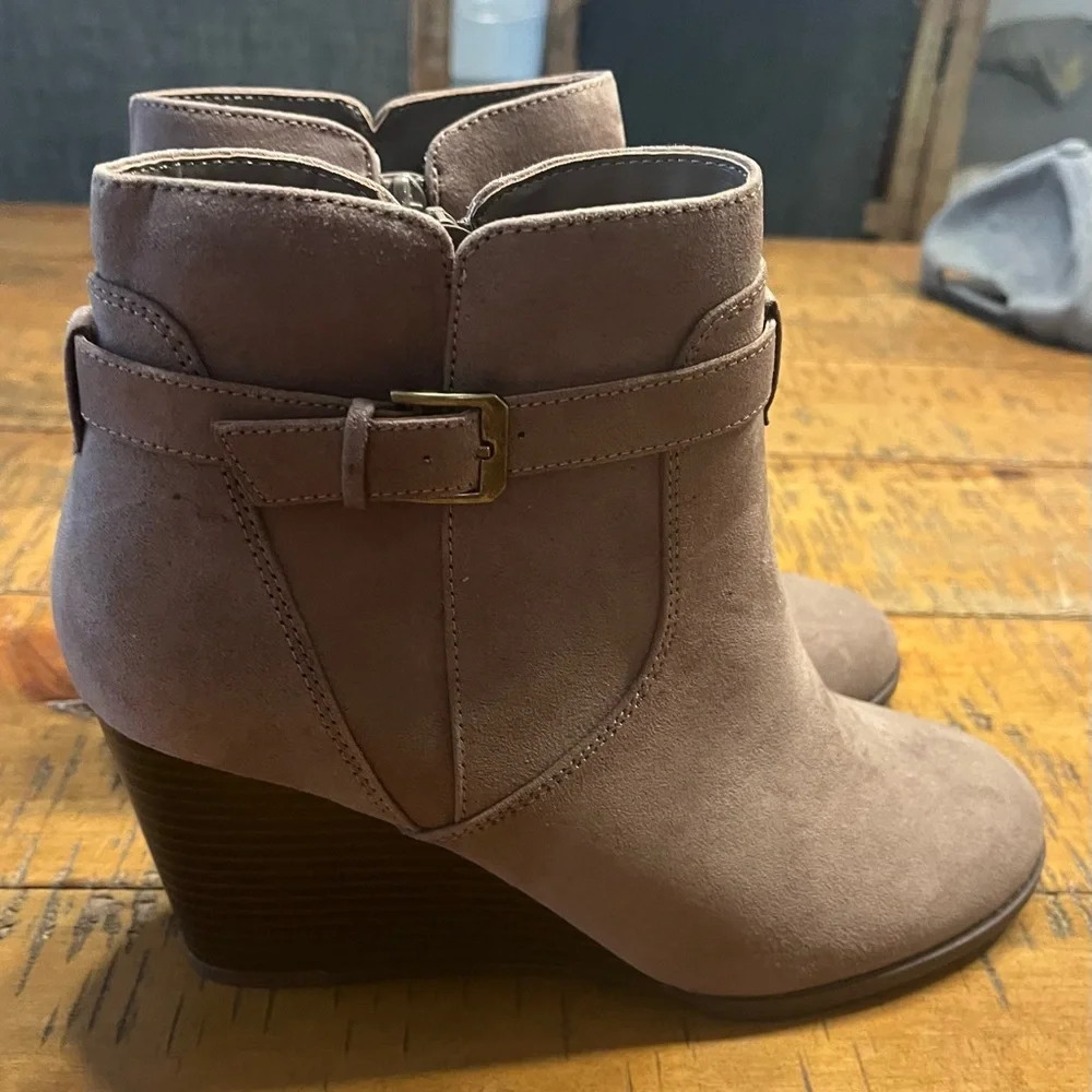 Market &‎ Spruce Serah Wedge Heel Bootie Suede in Taupe Women's size 8.5 NWOT